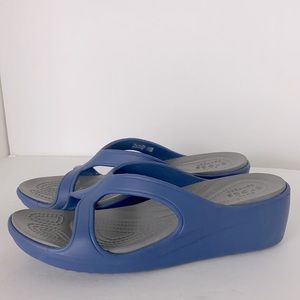 Crocs Women's Sanrah Strappy Wedge sandals Blue size 8